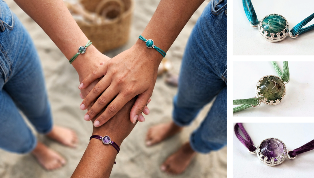Trois femmes avec des bracelets de l'amitié.